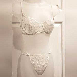 Victoria's Secret White Lace Bra and panty set NWOT